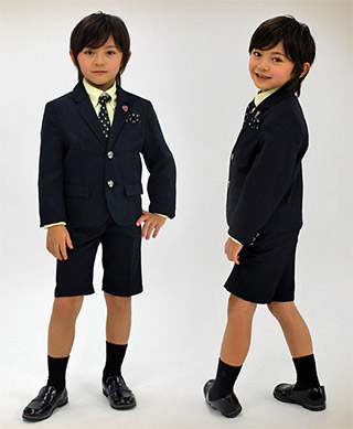 小学校を通っている子供で学校が制服の場合は制服でOK